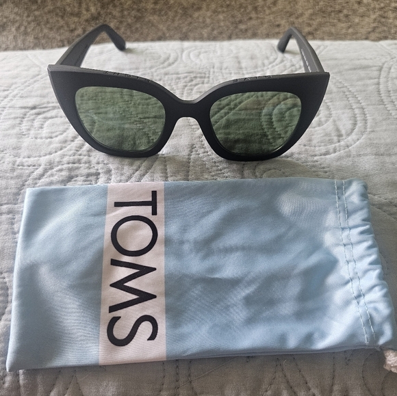 NWOT TOMS BlackSunglasses - Travelers Collection with Polarized Lens With Pouch! - Picture 2 of 8
